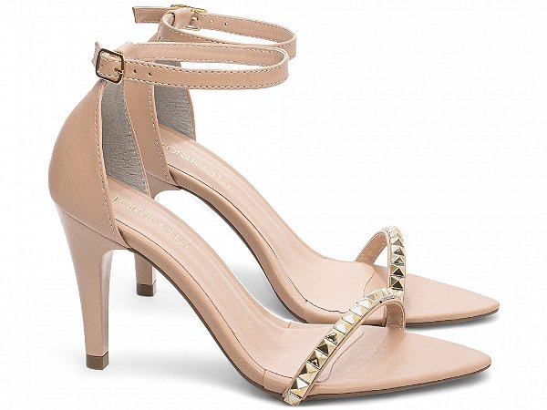 Sandália Salto Fino 9cm Napa Bege com Apliques Pirâmide Dourados Torricella Design Sofisticado AVS 2054B