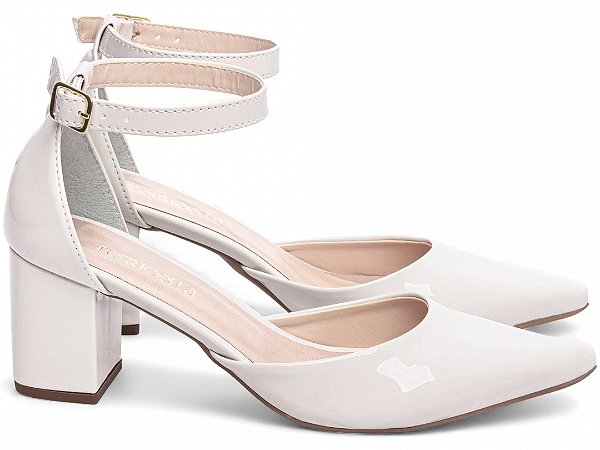 Scarpin Off White Verniz Salto Médio Bico Fino Torricella Fivela Dourada Clássico Torricella AVS 606B
