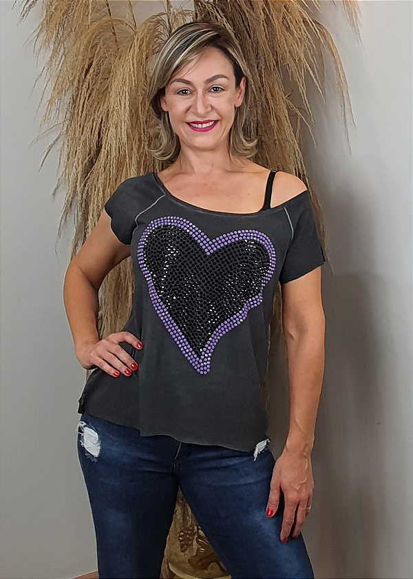 T-shirt Feminina Estonada Coração Preto e Lilás Pedraria
