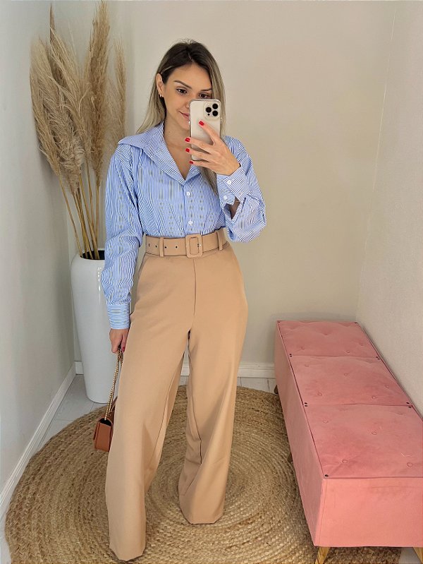 Calça pantalona com cinto em alfaiataria