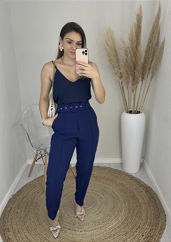 Calça alfaiataria com cinto azul marinho