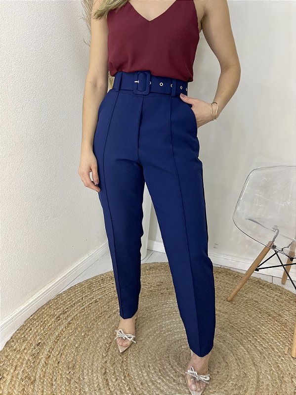 Calça alfaiataria com cinto azul marinho