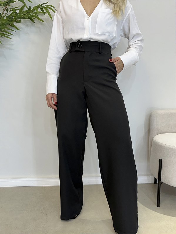 Calça alfaiataria pantalona com botão preto
