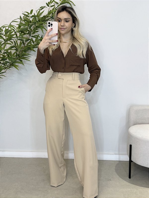 Calça alfaiataria pantalona botão bege