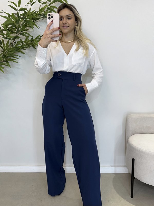 Calça pantalona alfaiataria com botão azul marinho