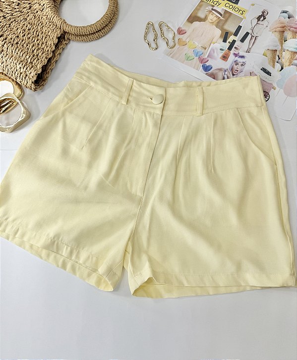 Shorts alfaiataria botão encapado amarelo