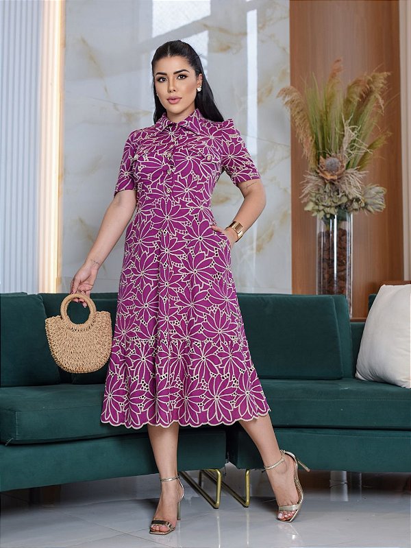 Vestido com botões na frente e lapelas fucsia