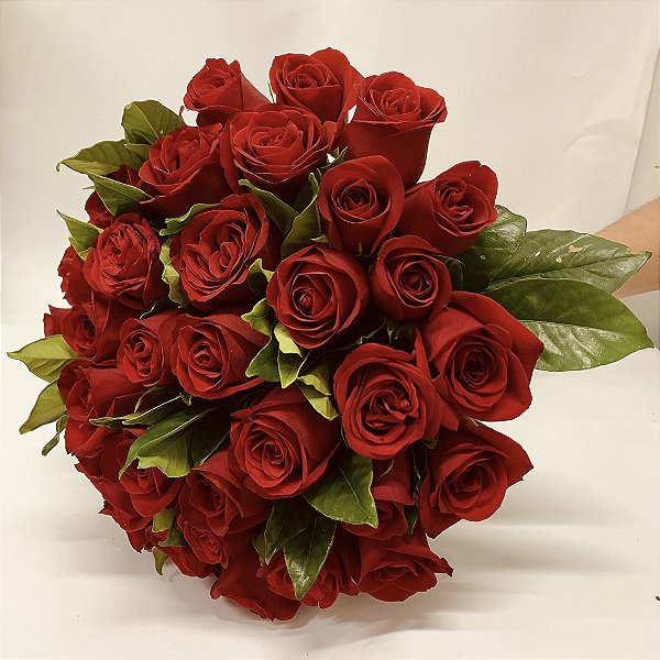 Buquê de 40 Rosas Vermelhas com Folhagem