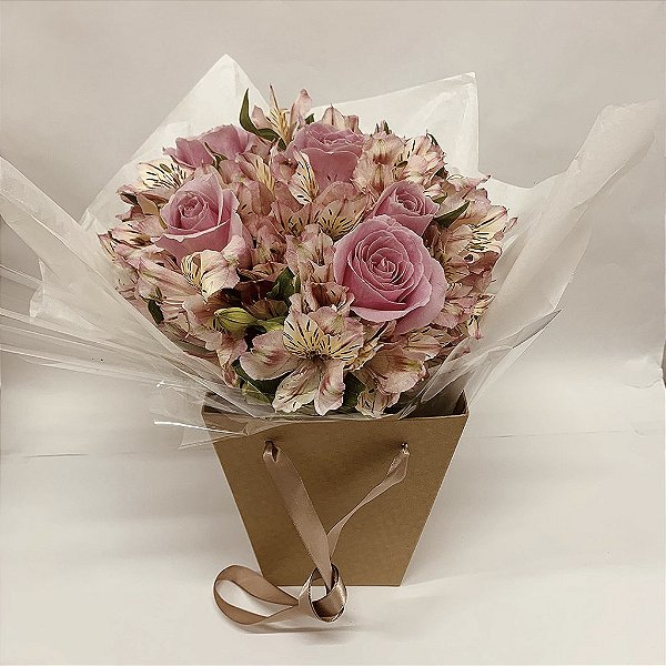 Buquê em Tons de Rosa na Caixa em Formato de Bolsa