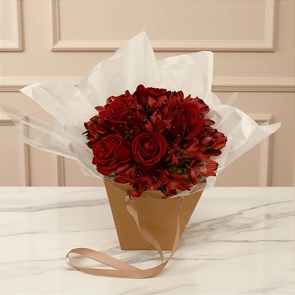 Buquê em Tons de Vermelho na Caixa em Formato de Bolsa