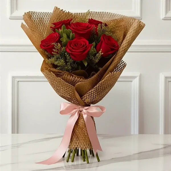 Buque de 6 Rosas Vermelhas com Folhagem