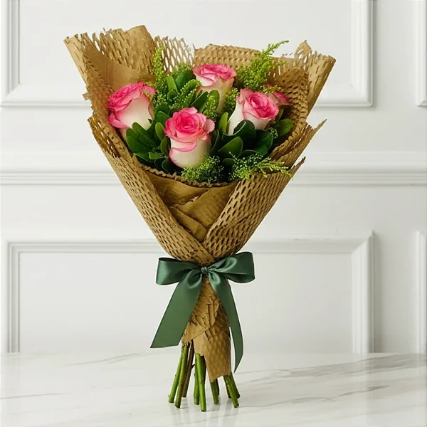 Buque de 6 Rosas Cor de Rosa com Folhagem