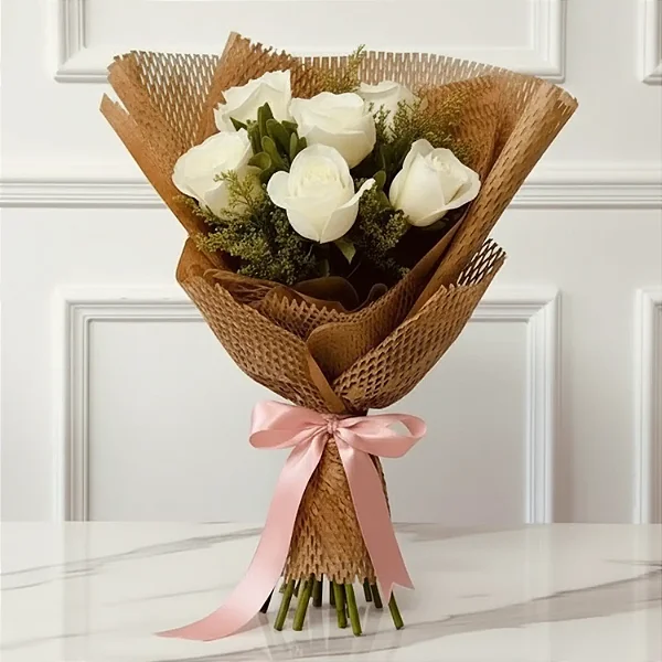 Buque De 6 Rosas Brancas Com Folhagem