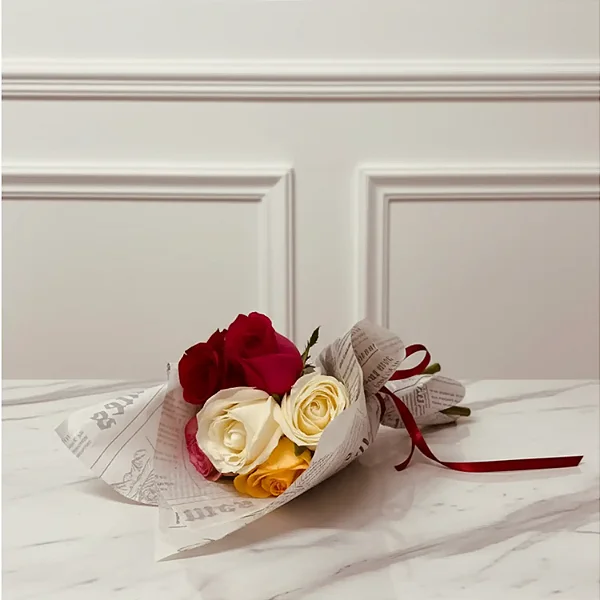 Buque de 6 Rosas com embalagem do Flower Jornal