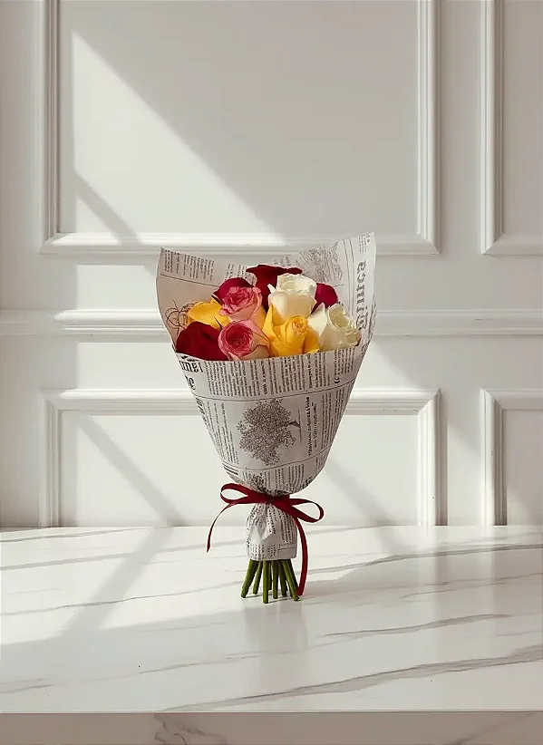 Buque de 10 rosas coloridas com embalagem Flower Jornal