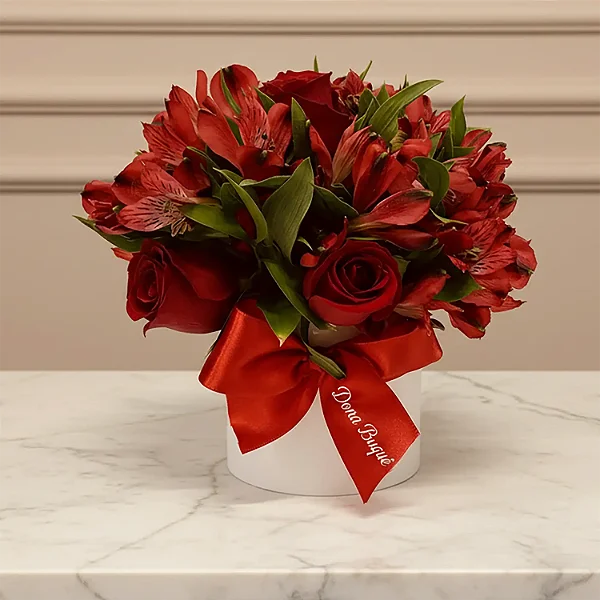 Box de Rosas e Alstroemérias Branco com Folhagem