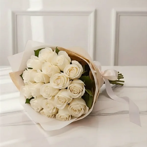 Buquê De 20 Rosas Branco Com Folhagem