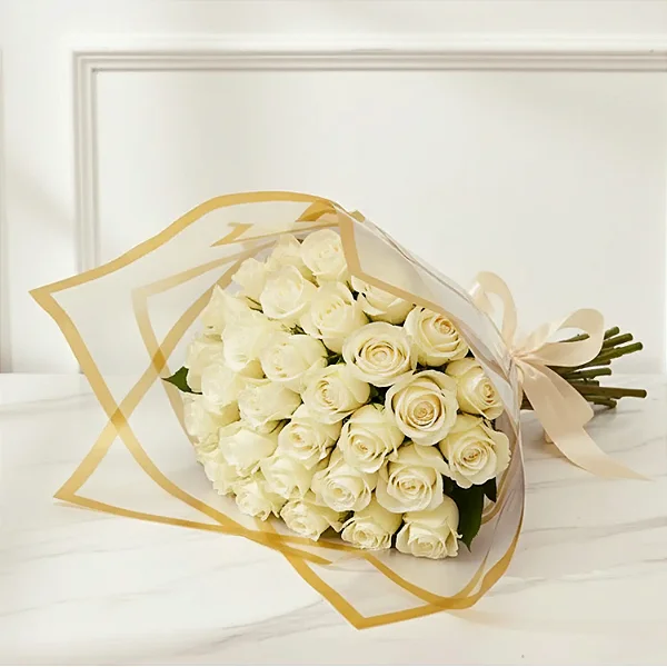 Buquê De 40 Rosas Branco Com Folhagem