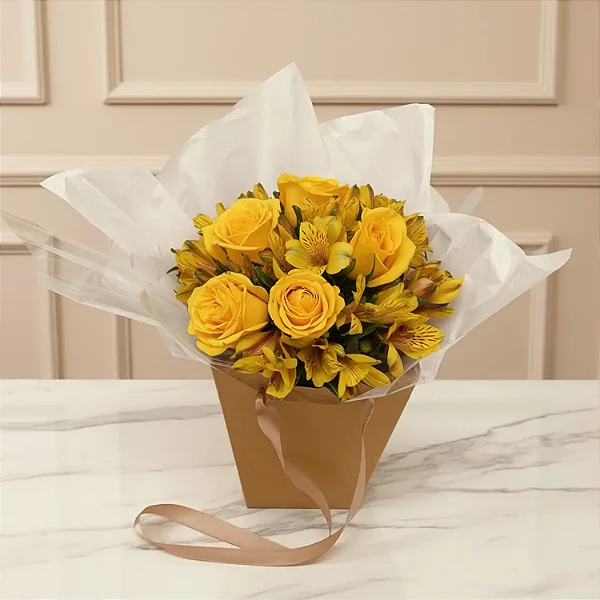 Buquê em Tons de Amarelo na Caixa em Formato de Bolsa