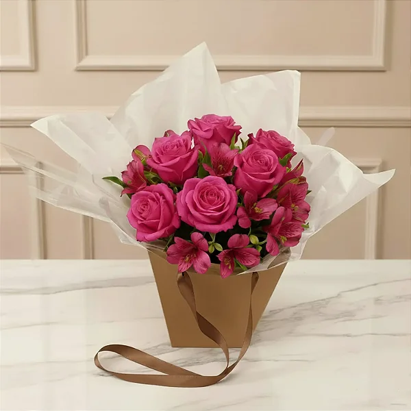 Buquê em Tons de Pink na Caixa em Formato de Bolsa