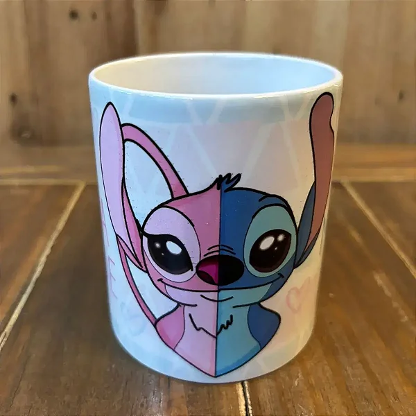 Caneca Simples Stitch e Angel Ele é a minha metade e eu sou a metade dela