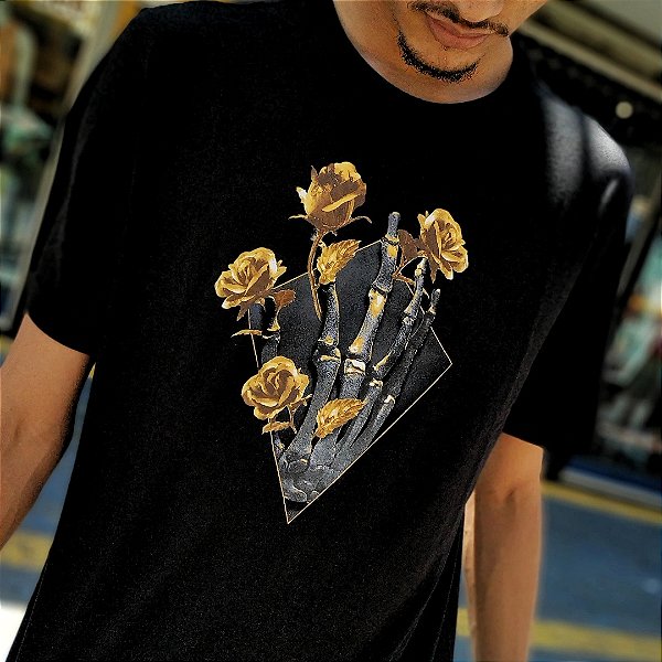 CAMISETA MCD REGULAR DOURADO MAO CAVEIRA