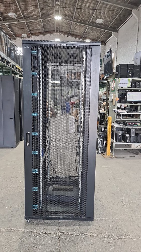 Rack Servidor 42U Attic com Réguas Laterais de Energia