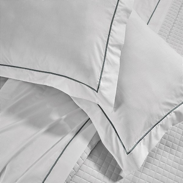 Fronha para Hotel com 3 Abas e Festonê Chumbo 200 Fios Imperial Plus 50x70cm