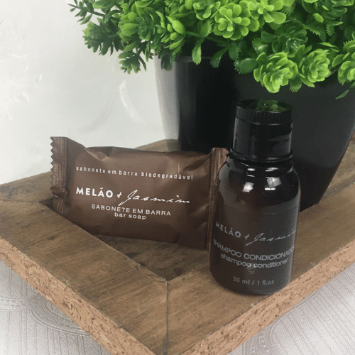 Kit 50 Sabonetes 20 g + 50 Frascos Shampoo 2x1 30 ml Melão e Jasmim Realgems