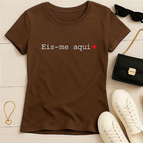 Baby Look Feminina Cristã Marrom Eis-me Aqui