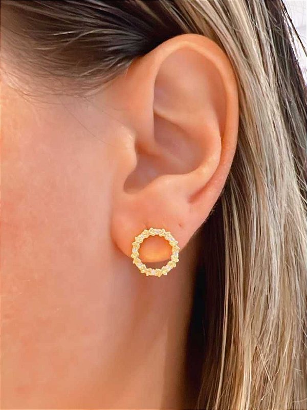 Brinco Redondo Cravejado de Zircônia Folheado a Ouro 18K