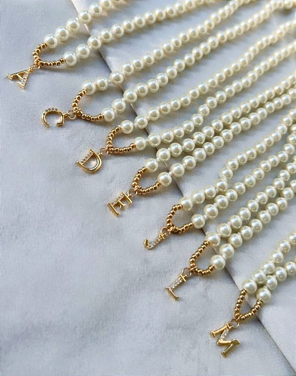 Colar de Letra com Corrente de Perolas Folheado a Ouro 18K