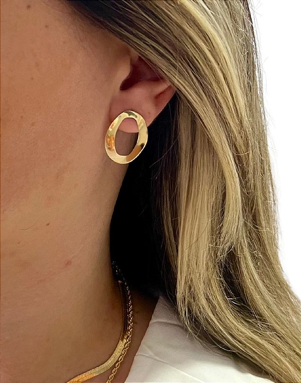 Brinco Martelado Orgânico Folheado a Ouro 18K