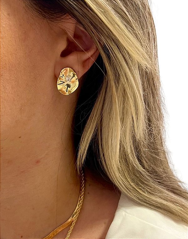 Brinco Martelado Orgânico Com Pedra de Zircônia Folheado a Ouro 18K