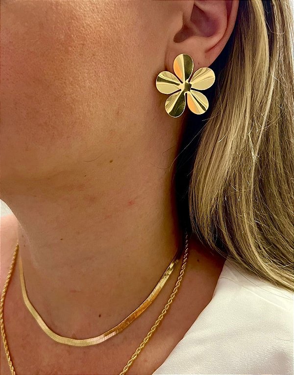Brinco Martelado Orgânico Flor Folheado a Ouro 18K