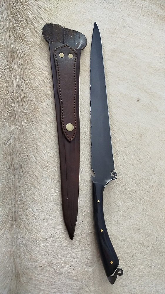 FACA NOBRE COM BAINHA DE COURO