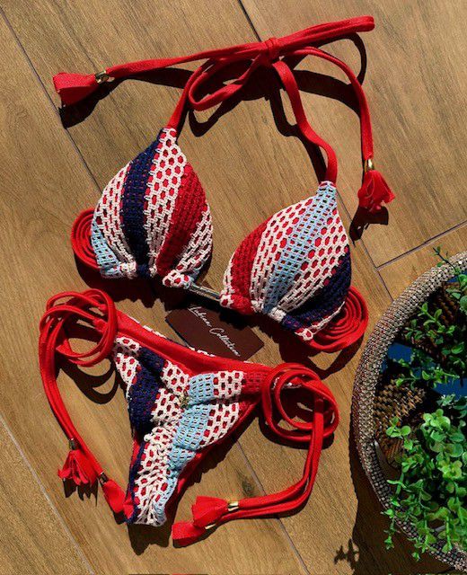 Biquíni Santorini Crochê Listras com Vermelho  Handmade Collection Reversível e Empina Bumbum
