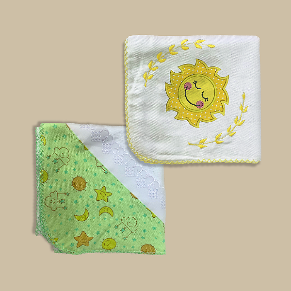 1 Cueiro flanelado bordado + 1 Cueiro Flanelado com Aplique  com acabamento em crochê Neutro