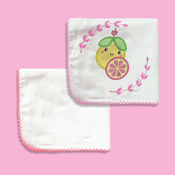 1 Cueiro flanelado bordado + 1 Cueiro Liso Flanelado com acabamento em crochê Feminino