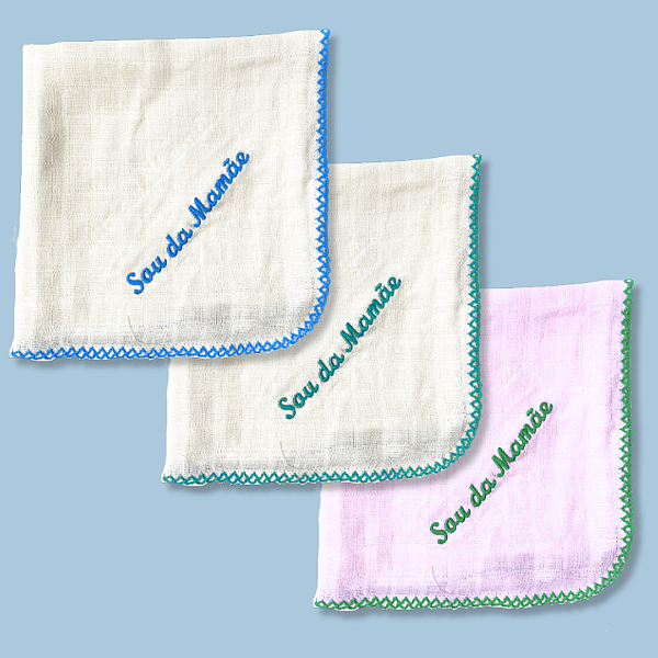Fraldinha de boca 33x33 cm bordada Frase "Sou da mamãe" - Masculino
