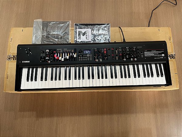 Teclado Stage Yamaha YC 73 + Caixa e Manual - Produto Seminovo