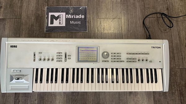 Teclado Workstation Korg Triton Classic 61 - Produto Vintage