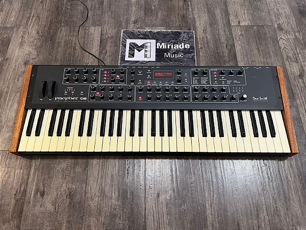 Sintetizador Analógico Polifônico Dave Smith Prophet '08 - Produto Seminovo