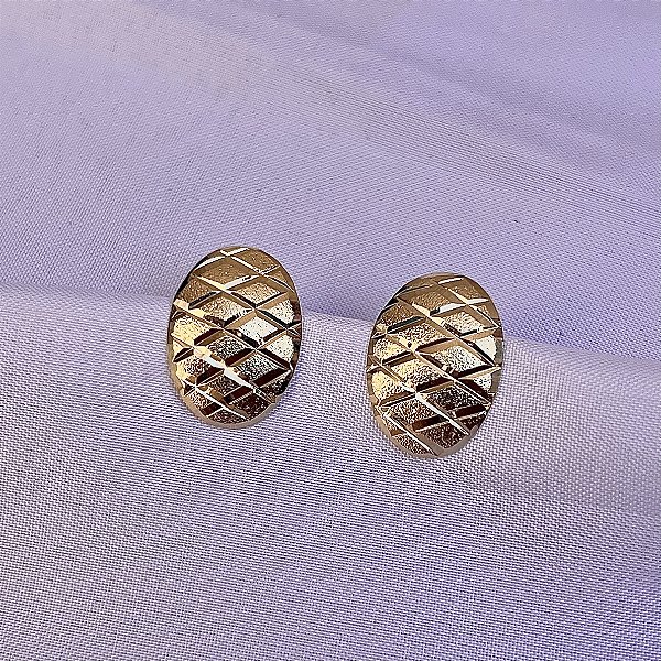 Brinco oval losangos