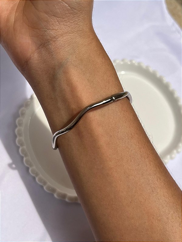Bracelete ondulado com abertura no ródio branco