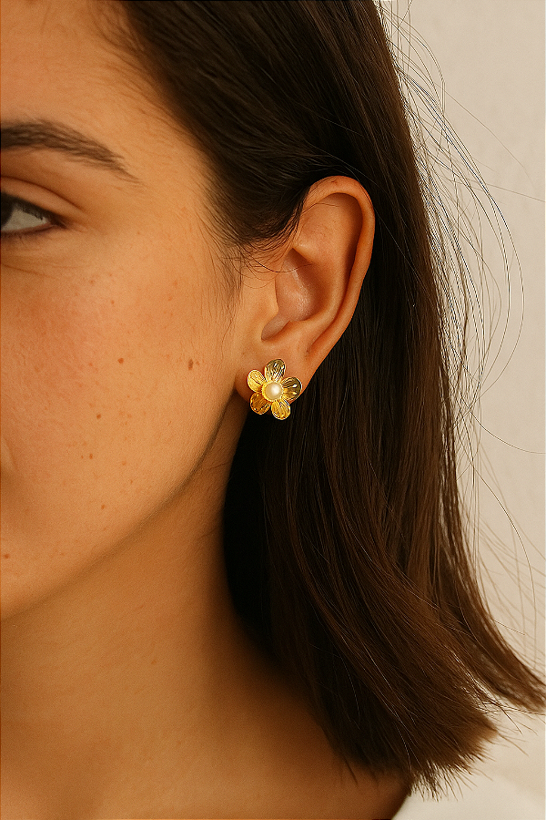 Brinco flor pequeno com pérola F.O