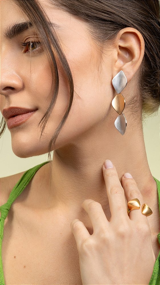 BRINCO LONGO COM MIX DE BANHOS DOURADO E PRATA COM LOSANGOS GEOMETRICOS LOSANGO