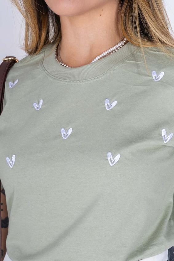 T-shirt Bordada - Verde Folha Seca com Corações