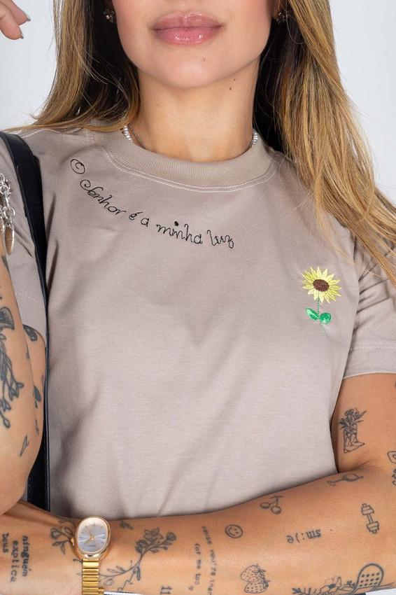 T-shirt Bordada - Bege Naturally - O Senhor É Minha Luz