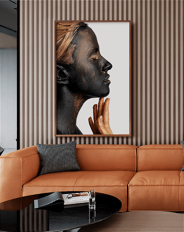 Quadro Decorativo Mulher com Rosto Pintado de Preto e Dourado com Folha Tropical
